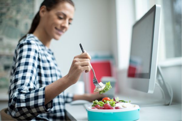 Cosa mangiare in ufficio per restare attivi e concentrati
