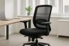 Sedia da ufficio ergonomica con supporto lombare in un ufficio moderno