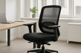 Sedia da ufficio ergonomica con supporto lombare in un ufficio moderno