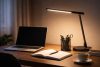 Scrivania da ufficio illuminata da una lampada da tavolo a LED
