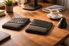 Tastiera ergonomica split con poggiapolsi accanto a un mouse verticale sulla scrivania