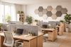 Open space con divisori fonoassorbenti tra le scrivanie per ridurre il rumore in ufficio
